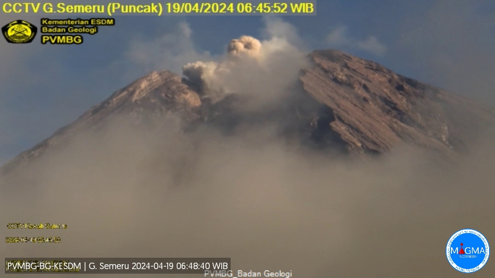 Gunung Semeru Alami Erupsi 2 Kali pada Jumat Pagi, Status Siaga