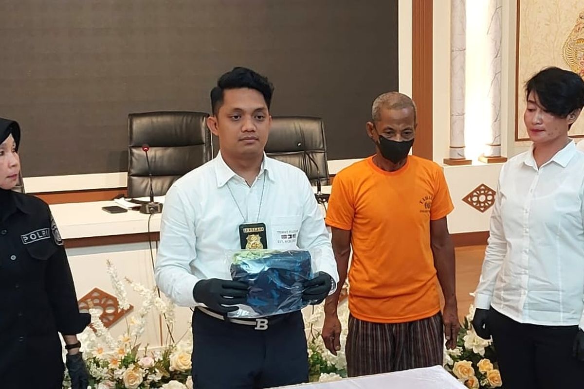 Kasat Reskrim Polresta Sleman AKP Riski Adrian saat menunjukan barang bukti yang berhasil diamankan. Di hadirkan pula dalam jumpa pers pelaku pencabulan berinisial NGT (58) warga Kapanewon Ngaglik, Kabupaten Sleman.