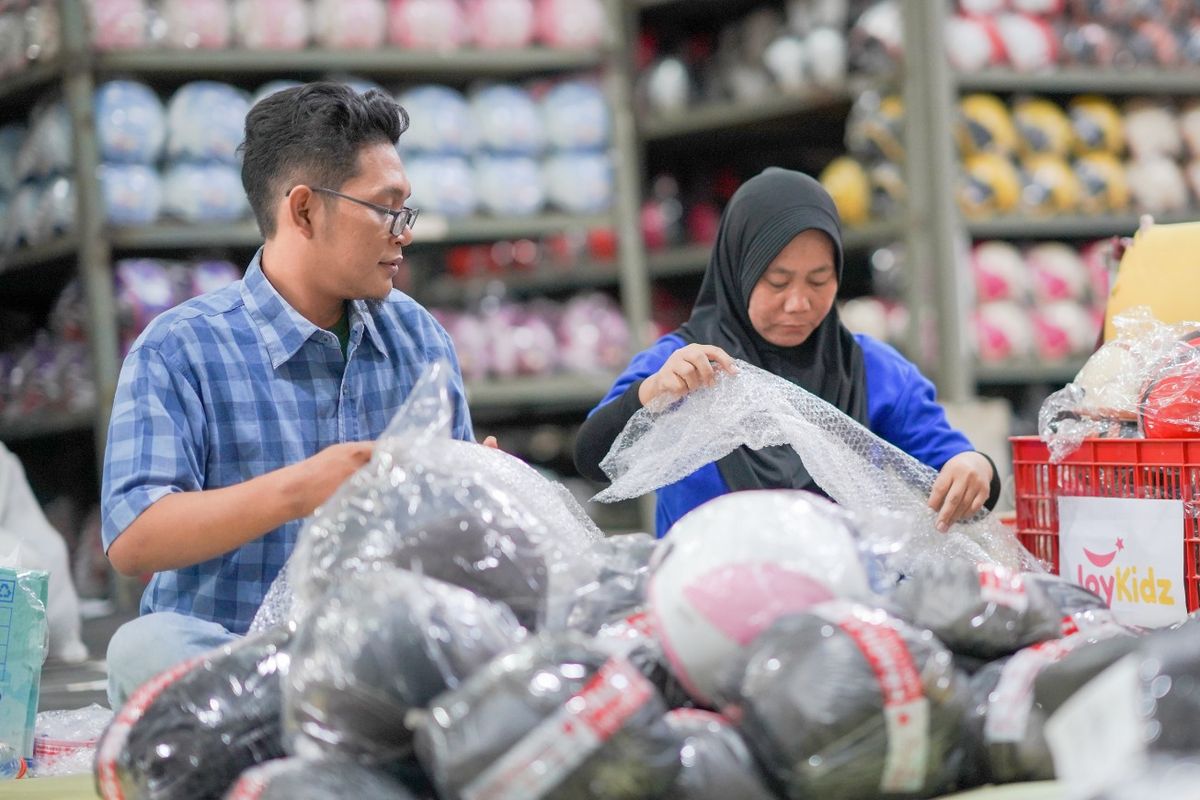 Riadlul Muminin, atau yang akrab disapa Ryan, berbisnis helm anak Hijmuku dan berdayakan warga sekitar desanya di Surabya dengan bisnis helm anak