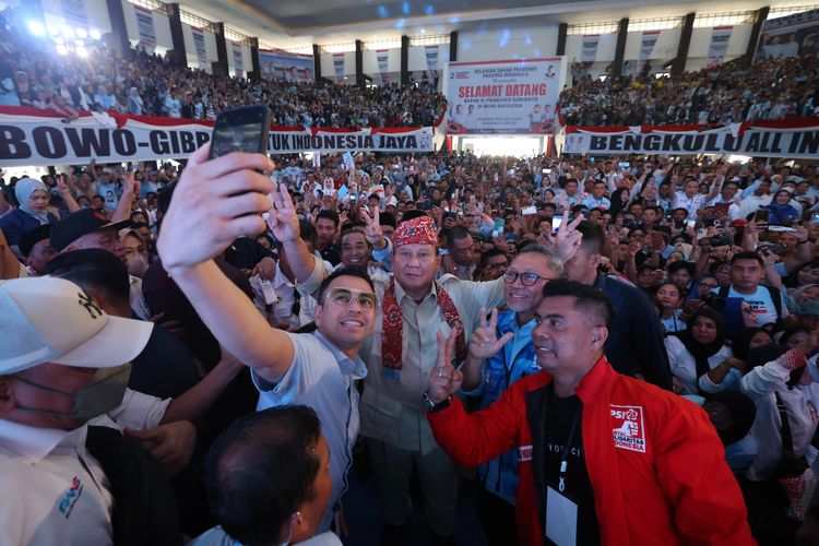 Capres nomor urut dua, Prabowo Subianto dalam acara Konsolidasi Relawan Prabowo-Gibran Provinsi Bengkulu di Balai Buntar, Bengkulu, Kamis (11/1/2024).