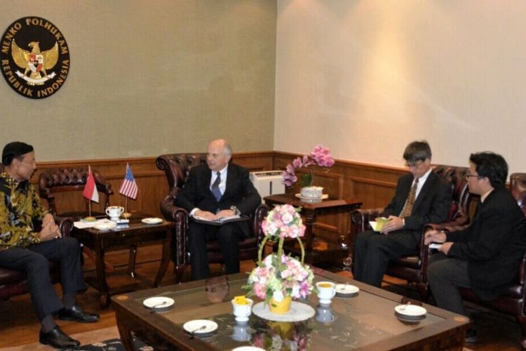 Menteri Koordinator bidang Politik, Hukum dan Keamanan Wiranto bertemu dengan Duta Besar Amerika Serikat untuk Indonesia, Joseph R. Donovan Jr, di kantor Kemenko Polhukam, Jakarta Pusat, Senin (13/3/2017).