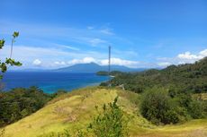 Mendaki di Bukit Larata, Nikmati Panorama Laut dan Bukit Teletubbies