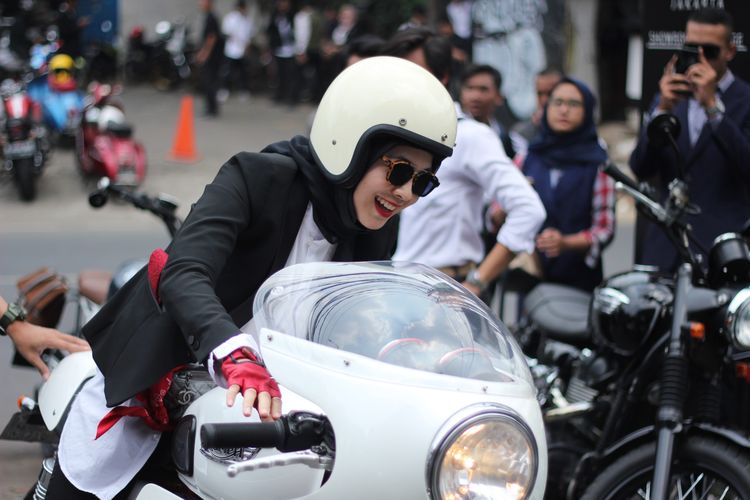 Presenter Dian Ayu dan gayanya saat menggeber moge, dalam sebuah acara amal komunitas motor di kawasan Kemang, Jakarta Selatan, 30 September 2018.