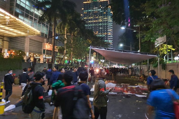 Suasana posko evakuasi di samping kampus Universitas Atma Jaya, Jakarta sebelum ditembak gas air mata.