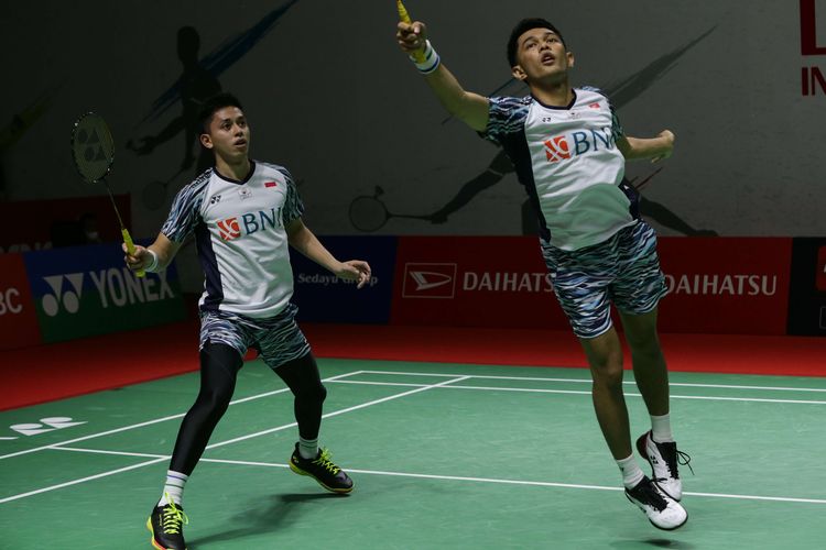 Ganda putra Indonesia, Fajar Alfian/Muhammad Rian Ardianto bertanding melawan ganda putra Indonesia, Pramudya Kusumawardana/Yeremia Erich Yoche Yacob Rambitan pada babak 16 besar Indonesia Masters 2022 di Istora Senayan, Jakarta, Kamis (9/6/2022). Fajar/Rian melaju ke babak perempat final setelah menang dengan skor 16-21, 21-17, dan 21-13.