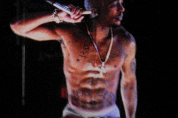 Citra hologram Tupac Shakur ditampilkan di 2012 Coachella Valley Music & Arts Festival di  Empire Polo Field di Indio, California, pada 15 April 2012.  