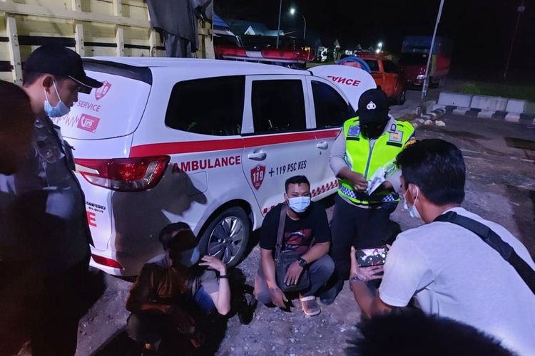 Penangkapan terduga pemalsu surat hasil pemeriksaan rapid test antigen dekat pos penyekatan pemudik di Kuala Kapuas, Kalimantan Tengah, Rabu (5/5/2021).