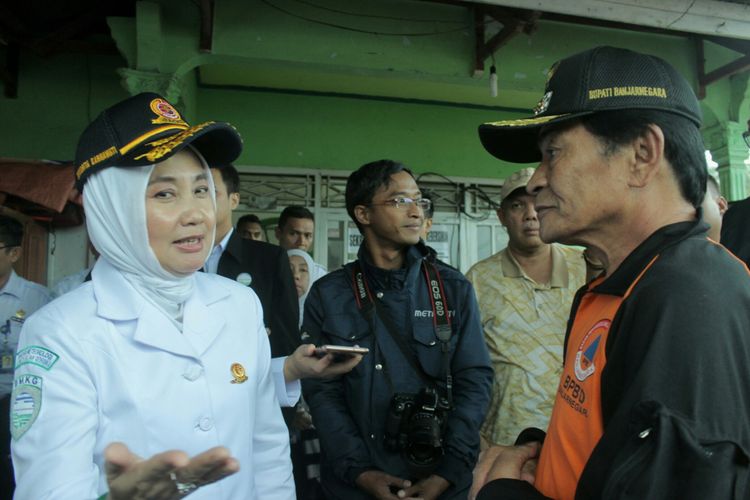 Ketua Badan Metereologi Klimatologi dan Geofisika, Dwikorita Karnawati (kiri) saat berkoordinasi dengan Bupati Banjarnegara, Budhi Sarwono, di lokasi Posko Terpadu Bencana Gempa Kalibening, Banjarnegara, Jawa Tengah, Sabtu (21/4/2018).