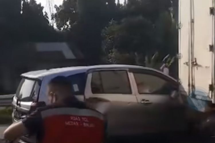 Potongan video mobil terlibat kecelakaan beruntun di Tol Helvetia Kota Medan, Jumat (15/3/2024)