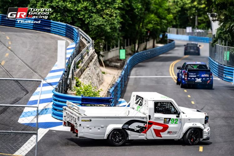 Modifikasi Toyota Hilux Champ alias Hilux Rangga dimodifikasi oleh Toyota Gazoo Racing Thailand untuk balapan