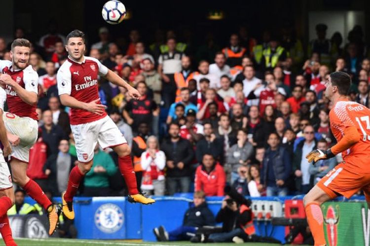 Bek Arsenal, Shkodran Mustafi, mencetak gol ke gawang Chelsea yang kemudian dianulir, saat laga Liga Inggris antara Chelsea dan Arsenal di Stamford Bridge, London, Minggu (17/9/2017).
