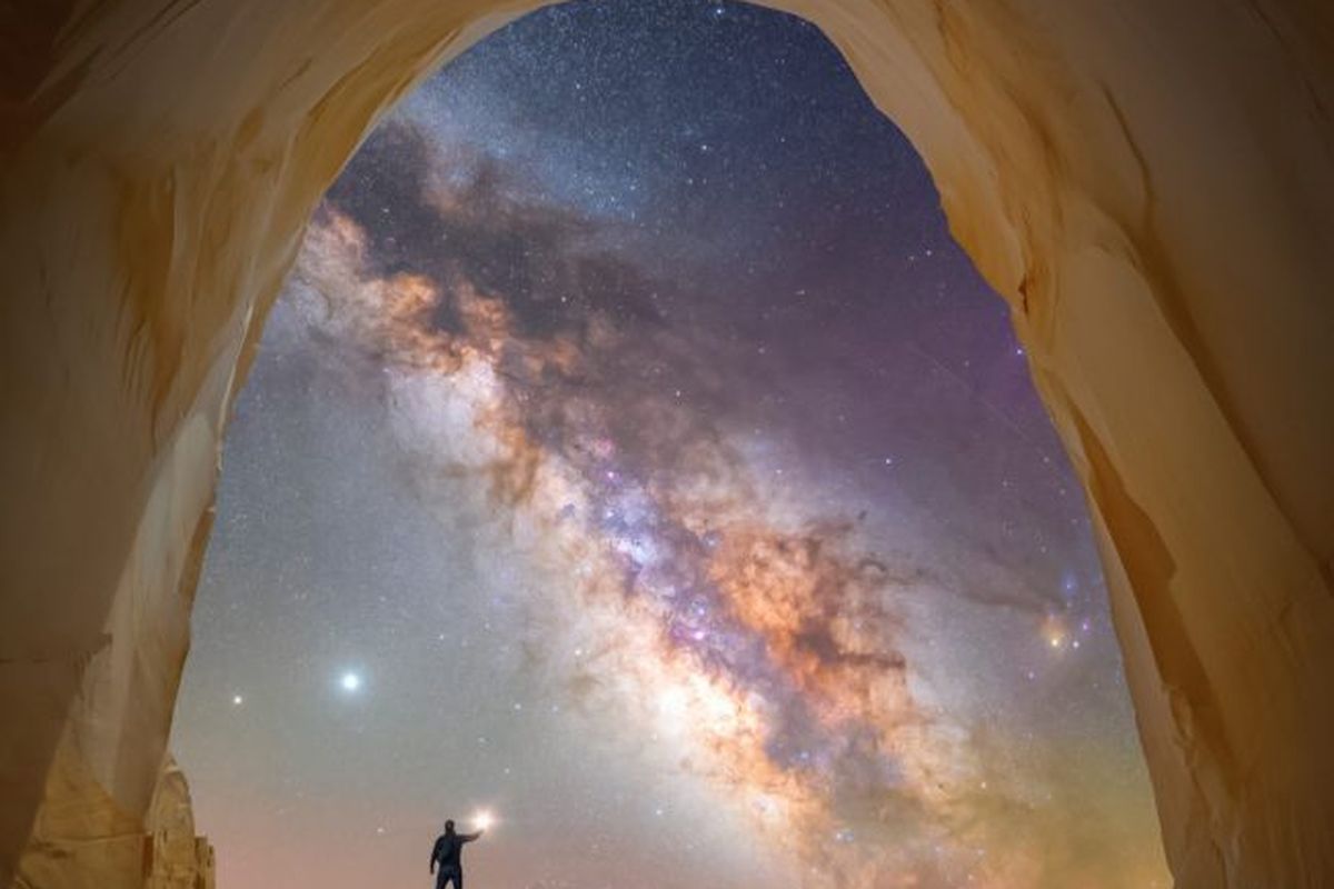 Ini merupakan foto terbaik Bima Sakti yang diabadikan oleh Spencer Welling di Utah, negara bagian AS. Welling memotret orang yang seperti sedang memegang bintang terang, dengan Bima Sakti di atasnya.