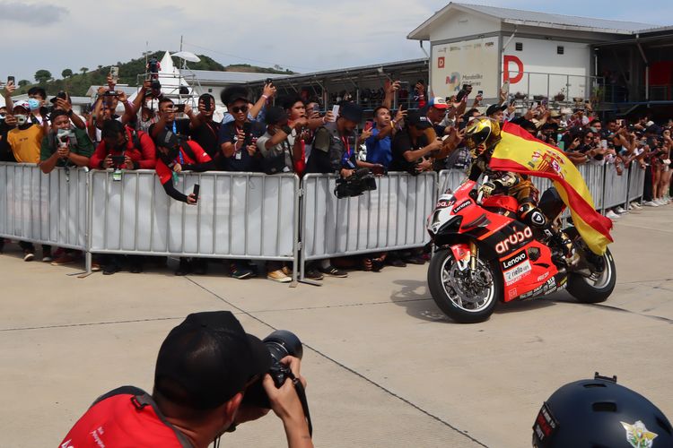 Fans dan fotografer mengabadikan pembalap asal Spanyol Alvaro Bautista selebrasi juara dunia World Superbike 2022 lebih awal di Sirkuit Pertamina Mandalika, Lombok, Nusa Tenggara Barat, Minggu (13/11/2022) siang.