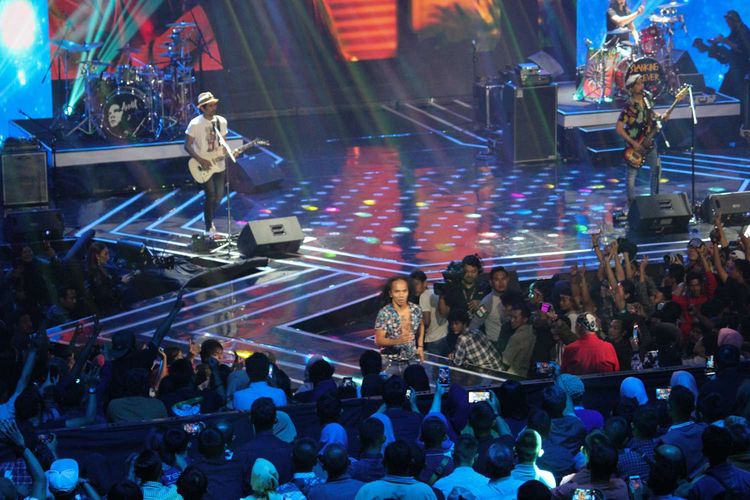 Slank turut menghibur para penonton di Mega Konser Akhir Cinta Si Doel di Studio RCTI plus,Kebon Jeruk, Jakarta Jumat(17/1/2020). Slank membawakan  lagu Terlalu Manis