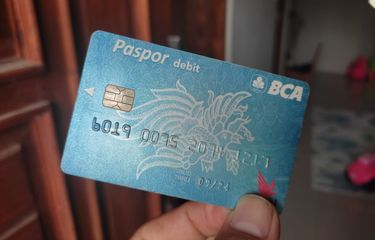 Ilustrasi kartu ATM atau debit BCA.