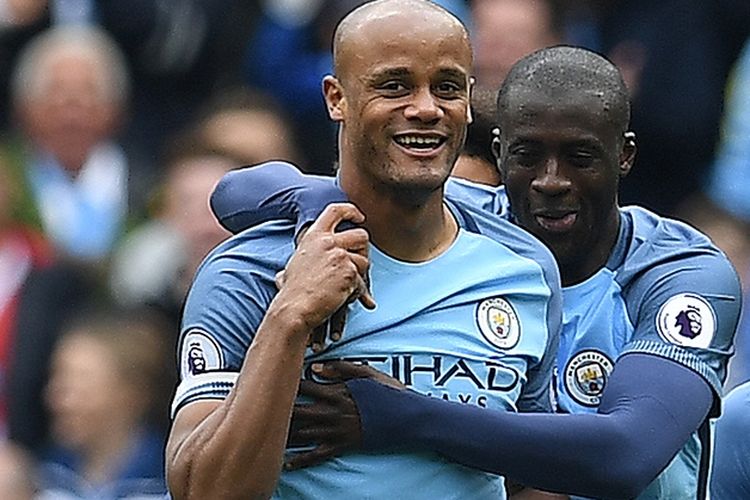 Bek Manchester City, Vincent Kompany (kiri), tampak gembira setelah mencetak gol ke gawang Crystal Palace pada pertandingan Premier League, 6 Mei 2017.
