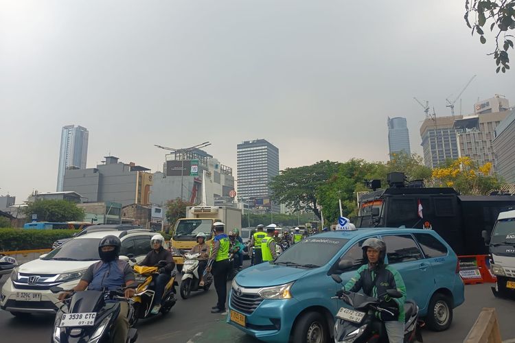 Jelang Demo BEM UI, Polisi Siagakan 3 Rantis dan 1 Barracuda di Bundaran HI