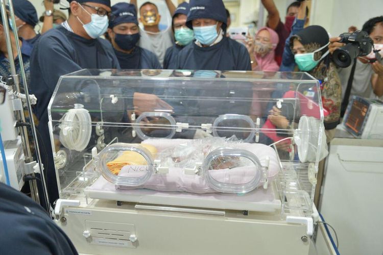 Plt Gubernur H Isdianto Pemprov Kepri akan membantu biaya pengobatan seorang bayi lahir dengan penyakit langka di dunia, yakni sindrom Herlequine Ichtyosys. Bayi yang dirawat di Rumah Sakit Graha Hermine akan dibantu melalui Jamkesda.