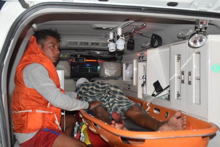 Seorang penumpang kapal KM Fungka Permata IIII, dievakuasi kedalam mobil ambulance karena kondisinya yang lemah setelah terapung diatas laut. 