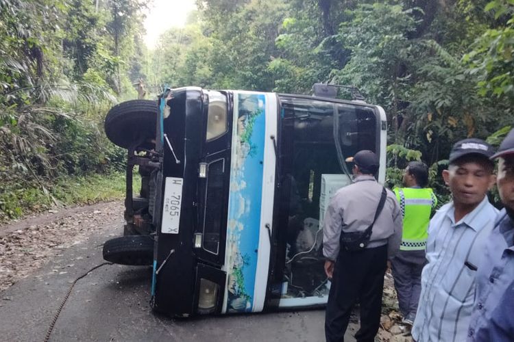 Truk di Malang teguling akibat tidak kuat menajak hingga 5 orang penumpang alami luka berat, Sabtu (4/5/2024).