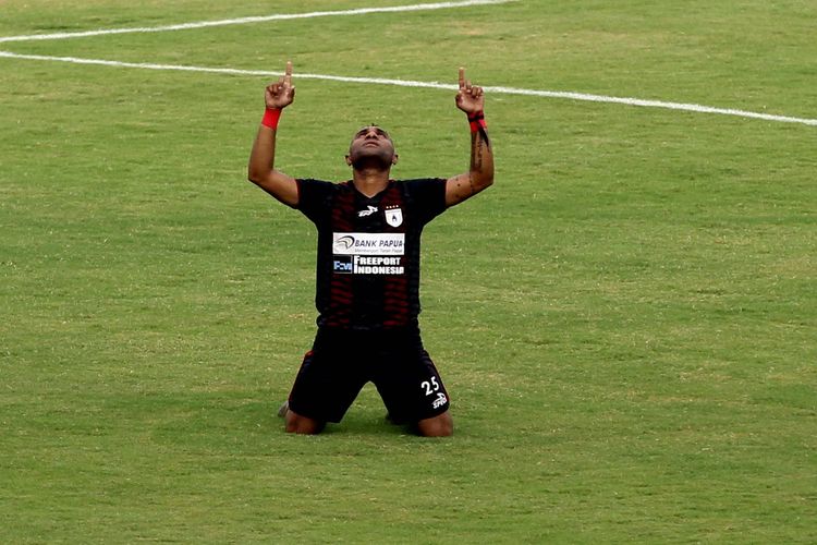 Pemain Persipura Jayapura yakni Titus Bonai menyarangkan gol kegawang PSIS Semarang dalam laga yang digelar pada hari Rabu (4/12/2019)