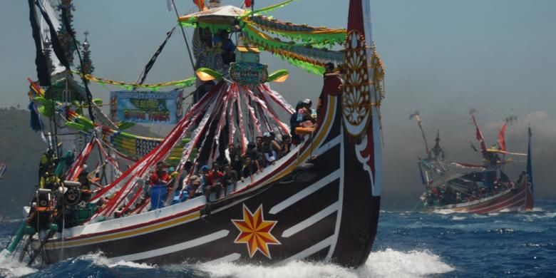 Puluhan kapal selerek ikut melarung sesaji di lautan lepas di tradisi Petik Laut Muncar, di Banyuwangi, Jawa Timur, Minggu (16/10/2016).