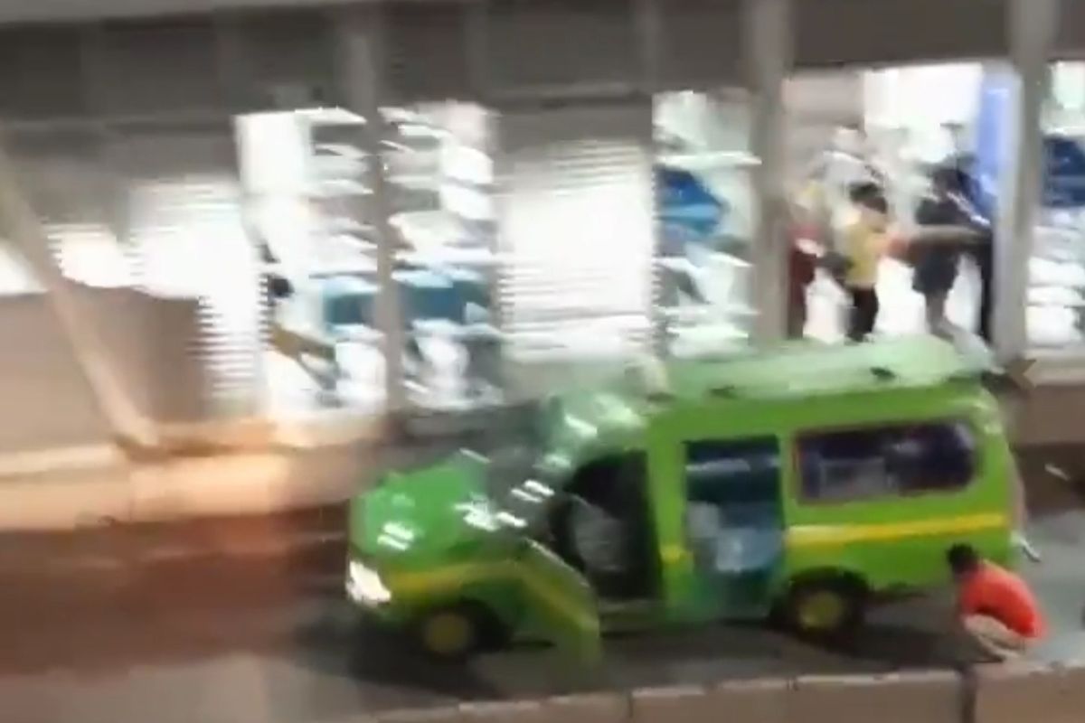 Angkot yang mengganti ban di jalur Transjakarta Kalideres, Jakarta Barat, Selasa (29/10/2019) malam.