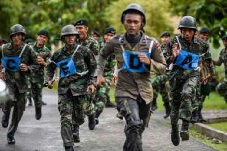 Anggota TNI Kodam Iskandar Muda bersama anggota Brimob Polda Aceh melakukan kegiatan outbound dalam rangka silaturahmi TNI-Polri di Batalyon 112 Raider, Mata Ie, Aceh Besar,  Jumat (28/11/2014). Kegiatan tersebut juga diisi dengan senam bersama, dan sosialisasi keselamatan berkendara oleh anggota polisi lalu lintas. 