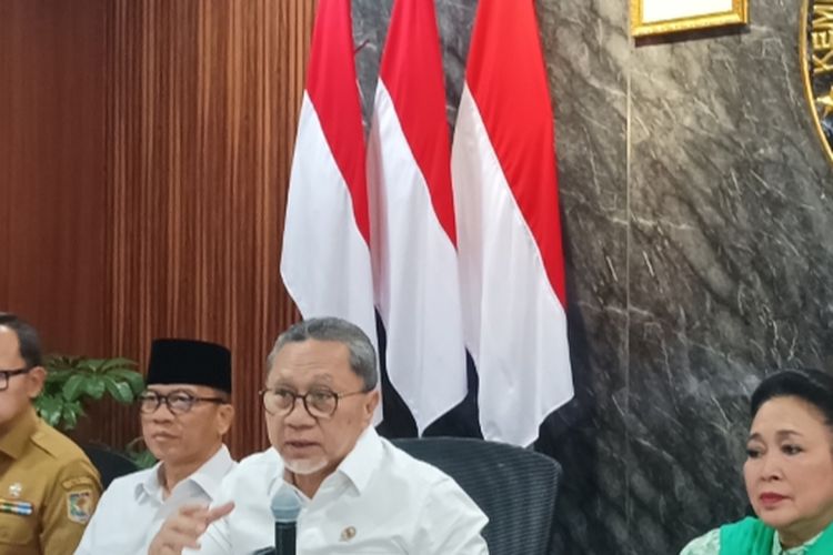 Menteri Koordinator Bidang Pangan Zulkifli Hasan (Zulhas) saat memimpin rapat koordinasi Satuan Tugas (Satgas) Nasional Percepatan Pembentukan Koperasi Desa/Kelurahan Merah Putih di Kantor Kemenko Pangan, Jakarta, pada Senin (29/9/2025).  
