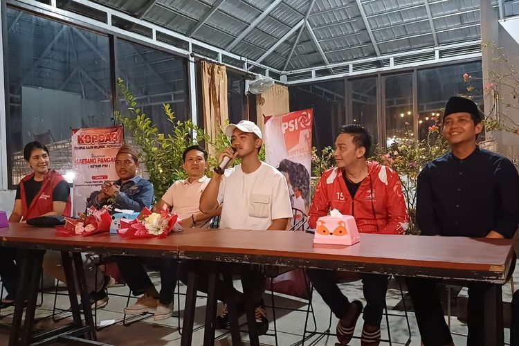 Ketua Umum (Ketum) Partai Solidaritas Indonesia (PSI) Kaesang Pangarep bersama sejumlah jajarannya di Hopespace Coffe and Eatery, Kabupaten Indramayu, Jawa Barat, Jumat (20/10/2023) malam.