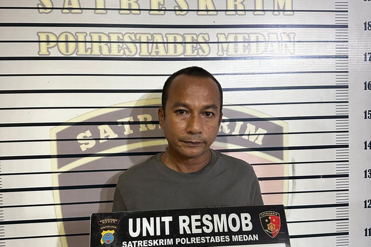 Abdurachman (52) ditahan di Satreskrim Polrestabes Medan pada Rabu (21/5/2025) karena meminta uang pakir ke warga yang pakir di rumahnya sendiri di Jalan Sei Kera, Kota Medan.