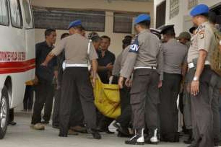 Indonesian police transfer a body bag from an ambulance at a local hospital in Palu, Central Sulawesi province, on July 19, 2016, after a firefight between suspected Muslim extremists and security forces in the nearby village of Tambarana the day before. Indonesia's most wanted Muslim extremist, Santoso, has been killed in a firefight with security forces, police confirmed on July 19, ending a lengthy hunt for the Islamic State (IS) group supporter. AFP PHOTO / OLAGONDRONK