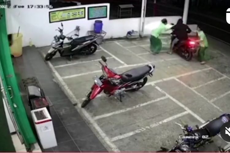 Tangkapan layar video rekaman santri gagalkan percobaan pencurian sepeda motor dari akun Instagram @ndagel.crew