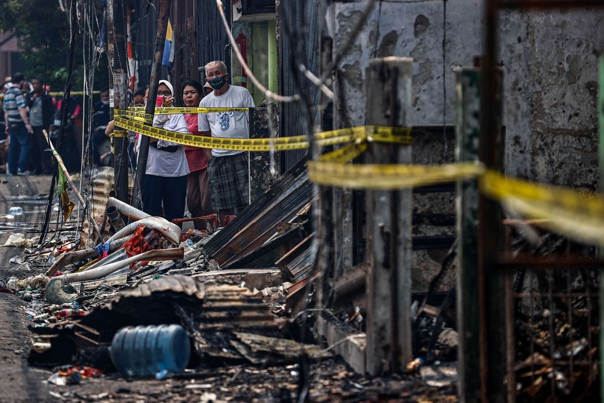 Suasana Pasar Timbul Tomang Tinggi setelah kebakaran di Tomang, Grogol Petamburan, Jakarta Barat, Jumat (7/8/2020). Sebanyak 25 unit armada Damkar dan petugas gabungan dikerahkan untuk menangani kebakaran yang terjadi Jumat dinihari dan mengakibatkan 114 pedagang dan 10 keluarga terdampak dari kebakaran yang melanda Pasar Timbul.