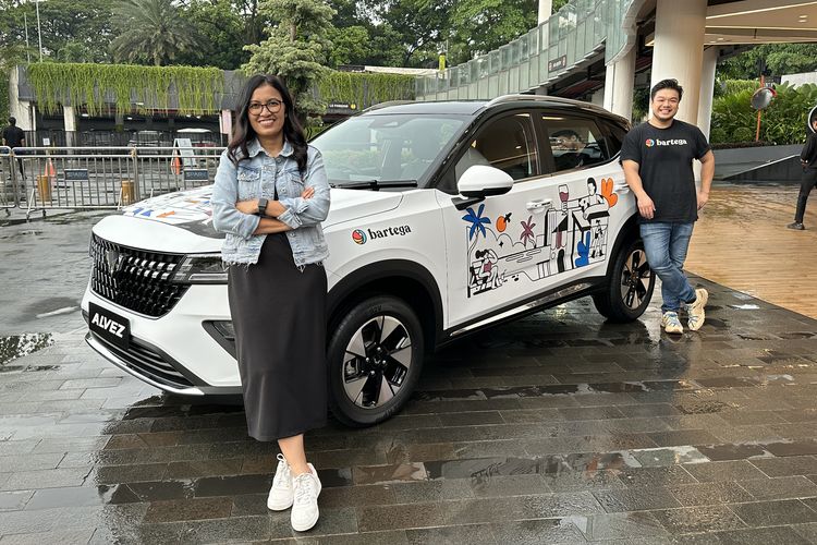 Bartega menjadikan Alvez layaknya kanvas berjalan, melukis setiap sisinya dengan memperlihatkan beberapa pola dan objek yang menggambarkan orang sedang melakukan kegiatan sehari-hari.