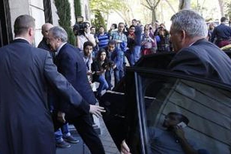 Presiden Real Madrid Florentino Perez tiba di Santiago Bernabeu untuk menyaksikan pertandingan Primera Division antara timnya dan Barcelona, bersama dengan petinggi-petinggi Barcelona, Sabtu (25/10/2014).