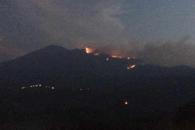 Kebakaran melanda lahan di lereng Taman Nasional Gunung Merbabu wilayah Getasan, Kabupaten Semarang, Minggu (14/10/2018).