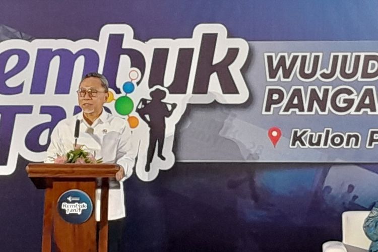 Menteri Koordinator Bidang Pangan, Zulkifli Hasan saat berkunjung ke Balai Desa Demangrejo, Kapanewon Sentolo, Kabupaten Kulon Progo, Daerah Istimewa Yogyakarta.