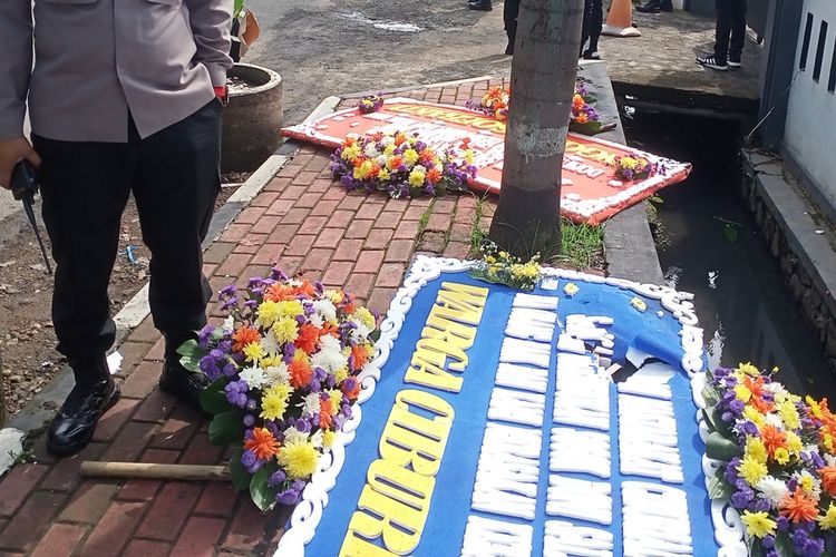 Salah seorang anggota dari Paguyuban Korban Doni Salmanan, mengamuk dan merusak sejumlah karangan bunga yang ditujukan untuk terdakwa kasus penipuan platfrom Binary Option Quotex, Doni Salmanan atau Doni Muhammad Taufik. Insiden tersebut terjadi, bertepatan dengan jadwal sidang dengan agenda pembacaan vonis kepada terdakwa di Pengadilan Negeri (PN) Bale Bandung, Baleendah, Kabupaten Bandung, Jawa Barat, pada Kamis (15/12/2022).