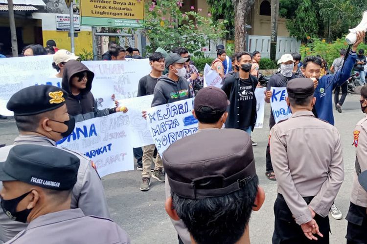 Aliansi Mahasiswa dan Masyarakat Peduli Lamongan (Ammpel) saat menggelar aksi unjuk rasa di depan gedung Kejaksaan Negeri (Kejari) Lamongan, Jumat (20/5/2022).