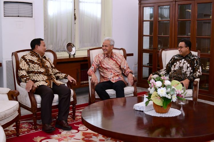 Tiga bakal capres, Prabowo Subianto, Ganjar Pranowo dan Anies Baswedan saat menunggu waktu makan siang dengan Presiden Joko Widodo di Istana Merdeka, Jakarta, Senin (30/10/2023).