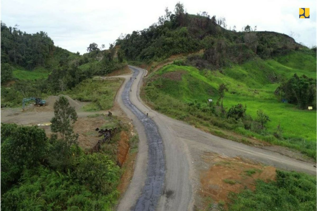 Pembangunan jalan perbatasan Indonesia-Malaysia di Kalimantan Utara sepanjang 966,59 kilometer terus dikerjakan meskipun di Tengah Pandemi Covid-19.