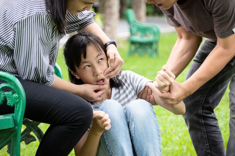 Kejang demam pada anak adalah masalah kesehatan yang ditandai dengan tubuh kelojotan atau kaku, otot mengencang, gemetar parah, mata melotot, hingga lidah tergigit.