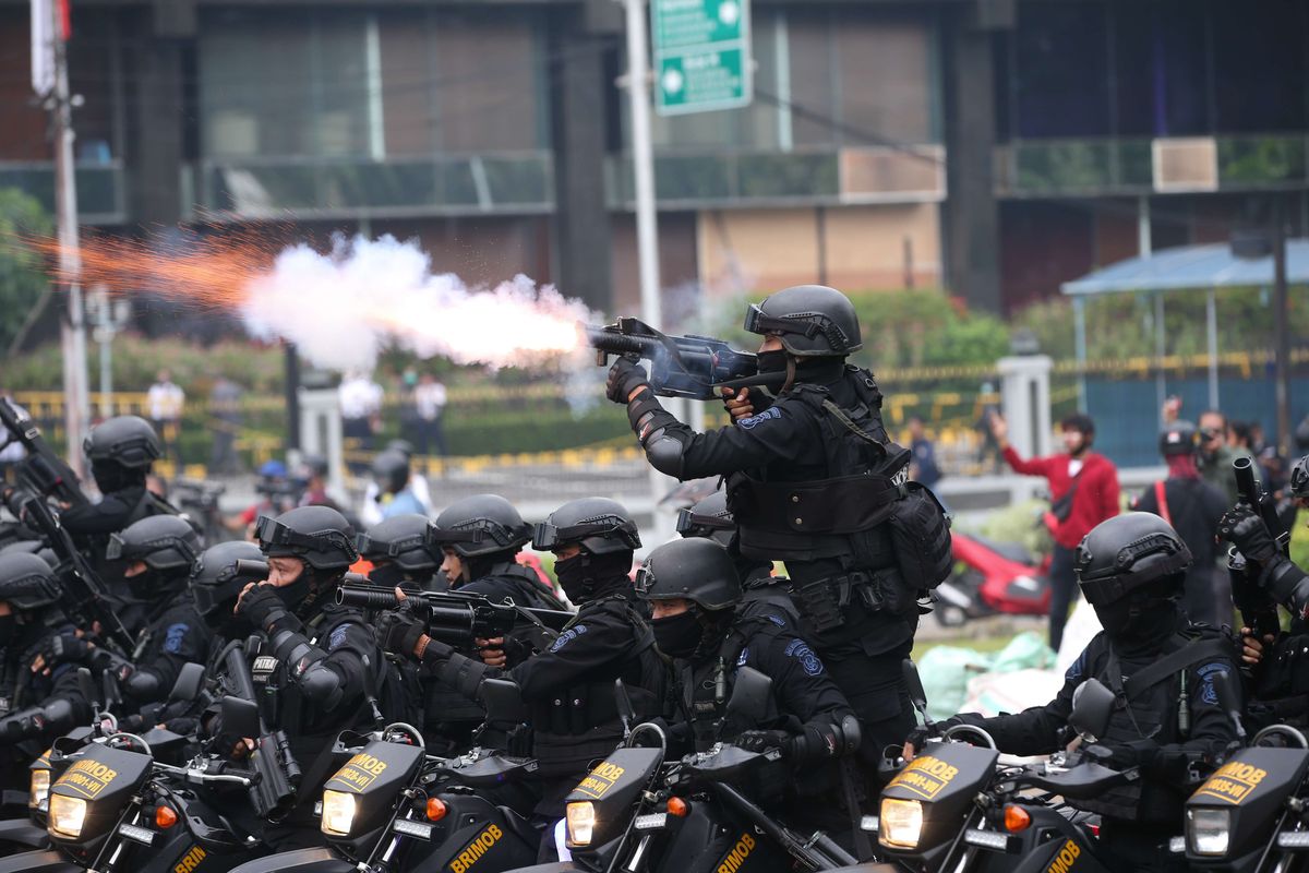 Polisi membubarkan massa saat kericuhan terjadi di seputar Patung Kuda, Jakarta, Selasa (13/10/2020). Demonstrasi menolak UU Cipta Kerja.