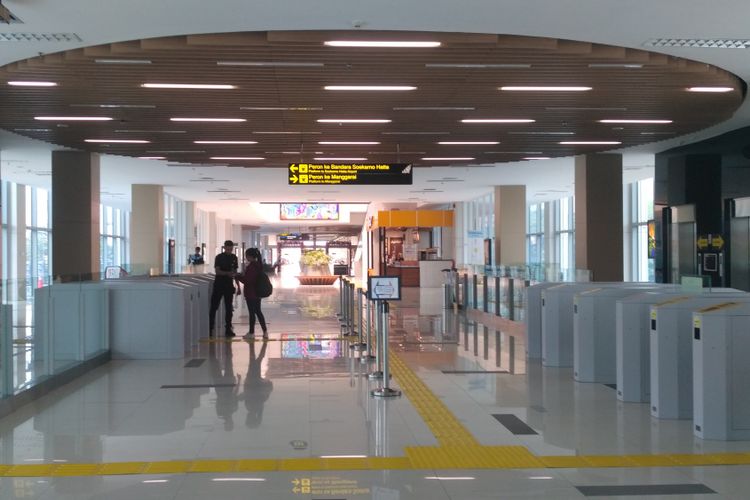 Stasiun Sudirman Baru/BNI City yang menjadi titik keberangkatan dan titik tiba dari Bandara Soekarno-Hatta, Cengkareng.