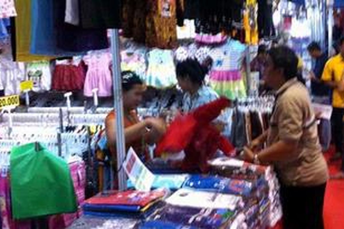 Seorang pembeli sedang melihat stan-stan usaha kecil-menengah di acara Jakarta Fair 2013, Jumat (7/6/2013).