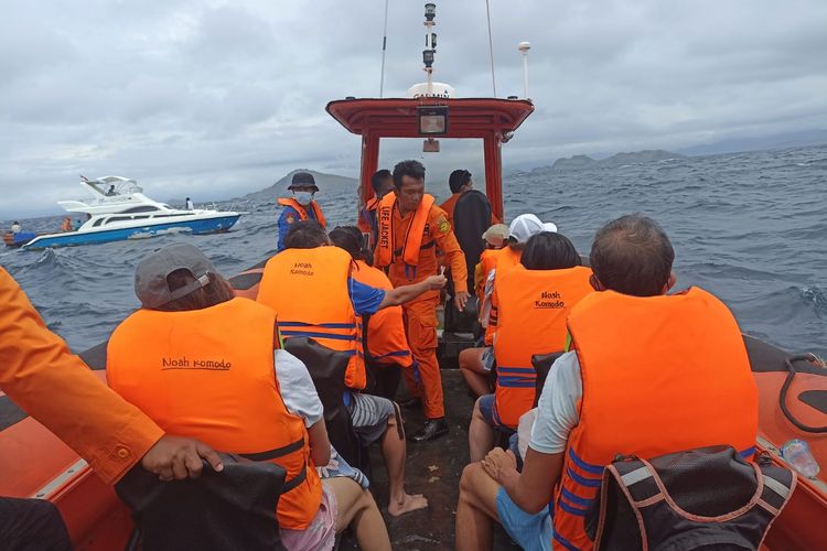 Foto : Kapal wisata KM Noah mengalami kecelakaan mati mesin di sekitar perairan Pulau Sebayur Kecil, Kabupaten Manggarai Barat, NTT, pada Rabu (2/3/2022) siang.