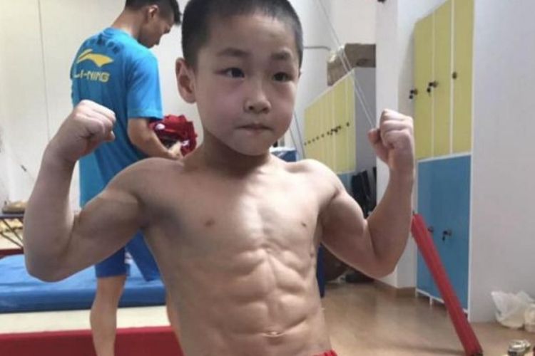 Chen Yi (7) memamerkan perutnya yang six pack.