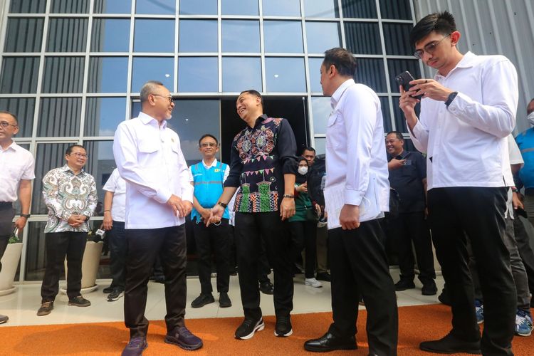 Menko Pangan Zulkifli Hasan mengapresiasi langkah Pemerintah Kota (Pemkot) Surabaya yang telah menerapkan sistem pengelolaan sampah menjadi energi listrik sejak tahun 2021. Menurutnya, sistem pengelolaan sampah tersebut dapat menjadi solusi permasalahan pengelolaan sampah di berbagai wilayah seiring dengan pertumbuhan penduduk yang terjadi.

