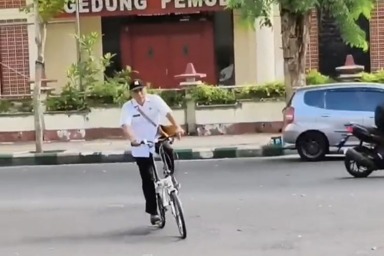 Hemat BBM, Kadisdik Pamekasan Bersepeda Tempuh 16 Km Hadiri 2 Pertemuan